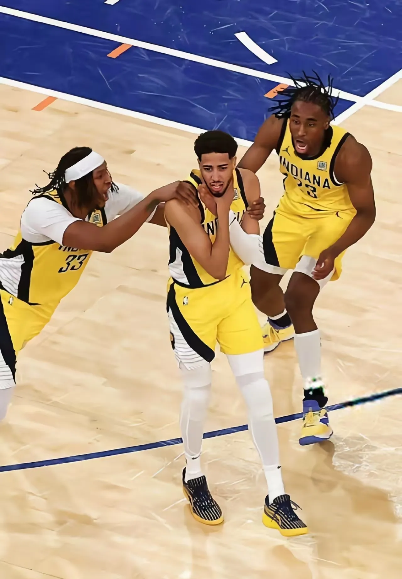 步行者险胜雷霆，范弗利特统治全场